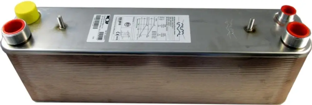 Stainless steel Wärmeübertrager von Wolf mit mehreren Anschlüssen, darunter gelbe und rote Kappen, geeignet für Heizsysteme. Markierung und technische Daten auf der Oberfläche.